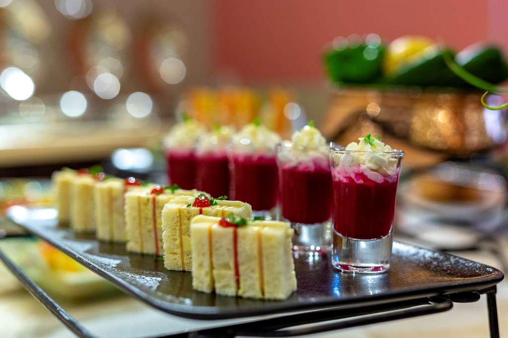 Four Points By Sheraton Production City, Дубай Ресторан фото